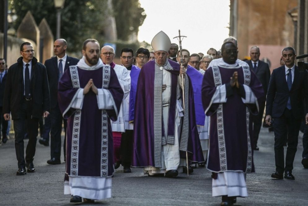 Papa Francesco esce in processione dalla Basilica di Sant'Anselmo verso la Basilica di Santa Sebina, prima della Messa delle ceneri - Ansa
