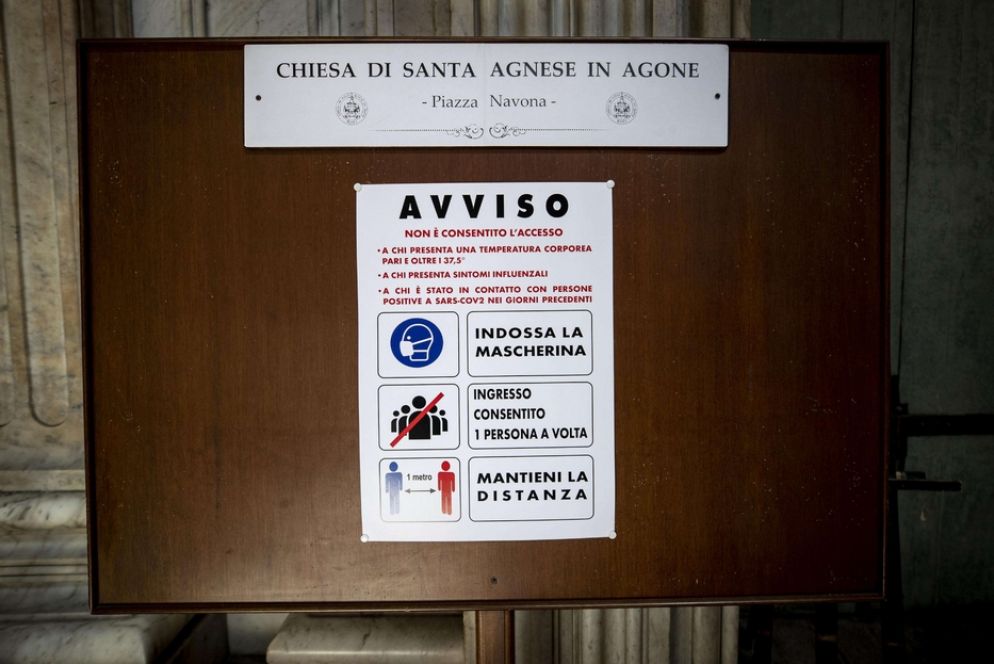 All'ingresso di una chiesa di Roma le indicazioni per le Messe "sicure" - Ansa
