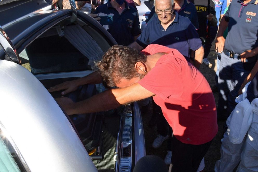 Daniele Mondello, il padre del piccolo Gioele di 4 anni, in lacrime sulla bara dove sono stati adagiati i resti che si ritiene appartengano al figlioletto - Ansa