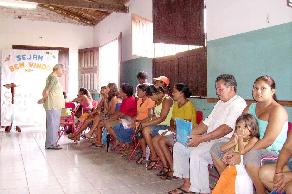 padre Nicola Masi in un centro pastorale