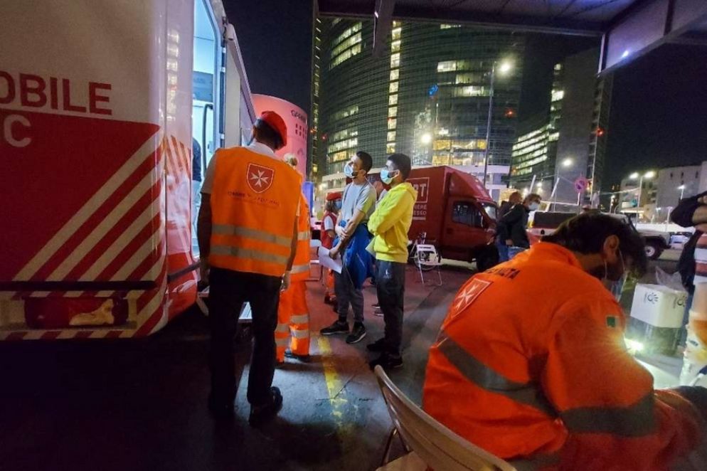 L'impegno dei volontari del Corpo italiano di soccorso dell'Ordine di Malta per vaccinare gli «invisibili» di Milano alla stazione di Porta Garibaldi - Avvenire-Gambassi
