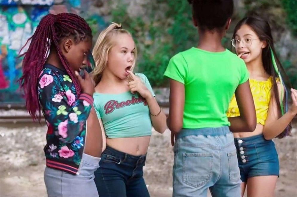 Amy di spalle con tre componenti del suo gruppo - .