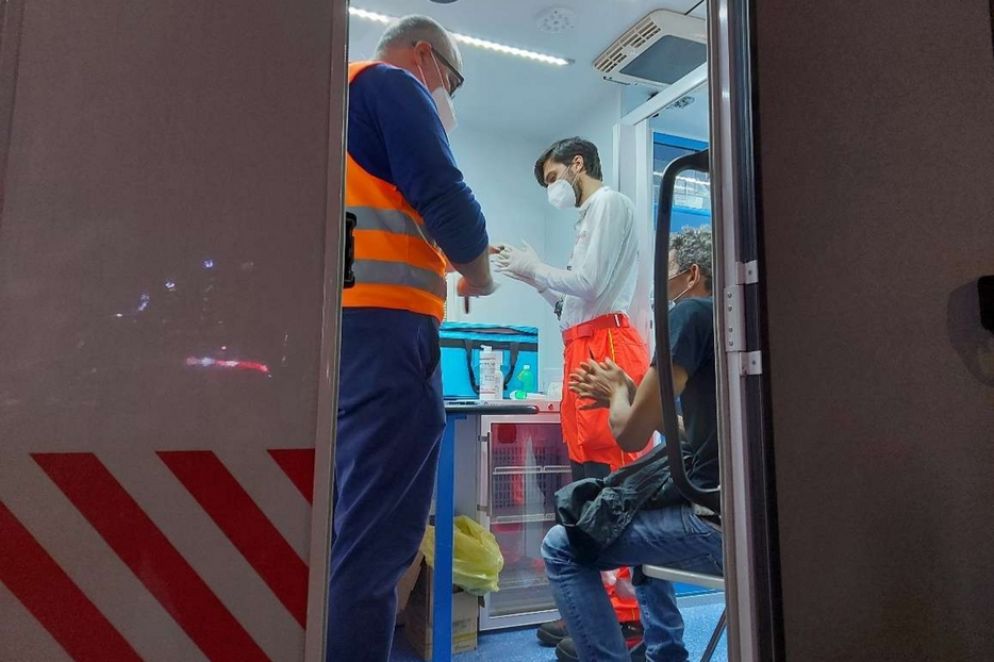 I medici volontari dell'Ordine di Malta mentre vaccinano gli «invisibili» di Milano - Avvenire-Gambassi