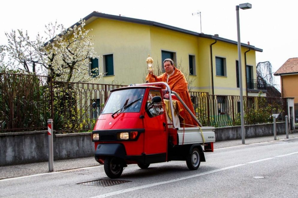 Don Stefano Dolci benedice con il Santissimo il paese di Ponte Lambro - Parrocchia di Ponte Lambro