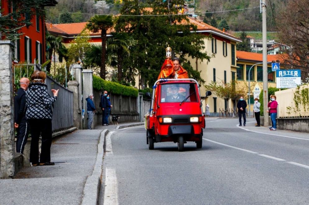 Don Stefano Dolci benedice con il Santissimo il paese di Ponte Lambro - Parrocchia di Ponte Lambro