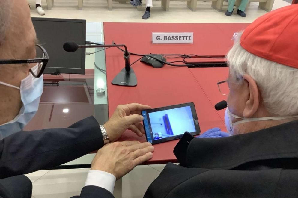 Il cardinale Bassetti mentre dialoga via cellulare con i malati Covid - Asl Perugia