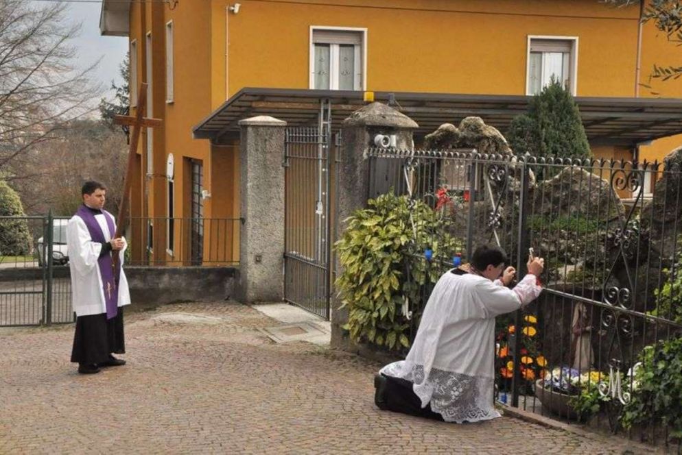 I sacerdoti dell’unità pastorale di Lambrugo e Lurago d’Erba mentre benedicono i due paesi - Facebook unità pastorale di Lambrugo e Lurago d’Erba