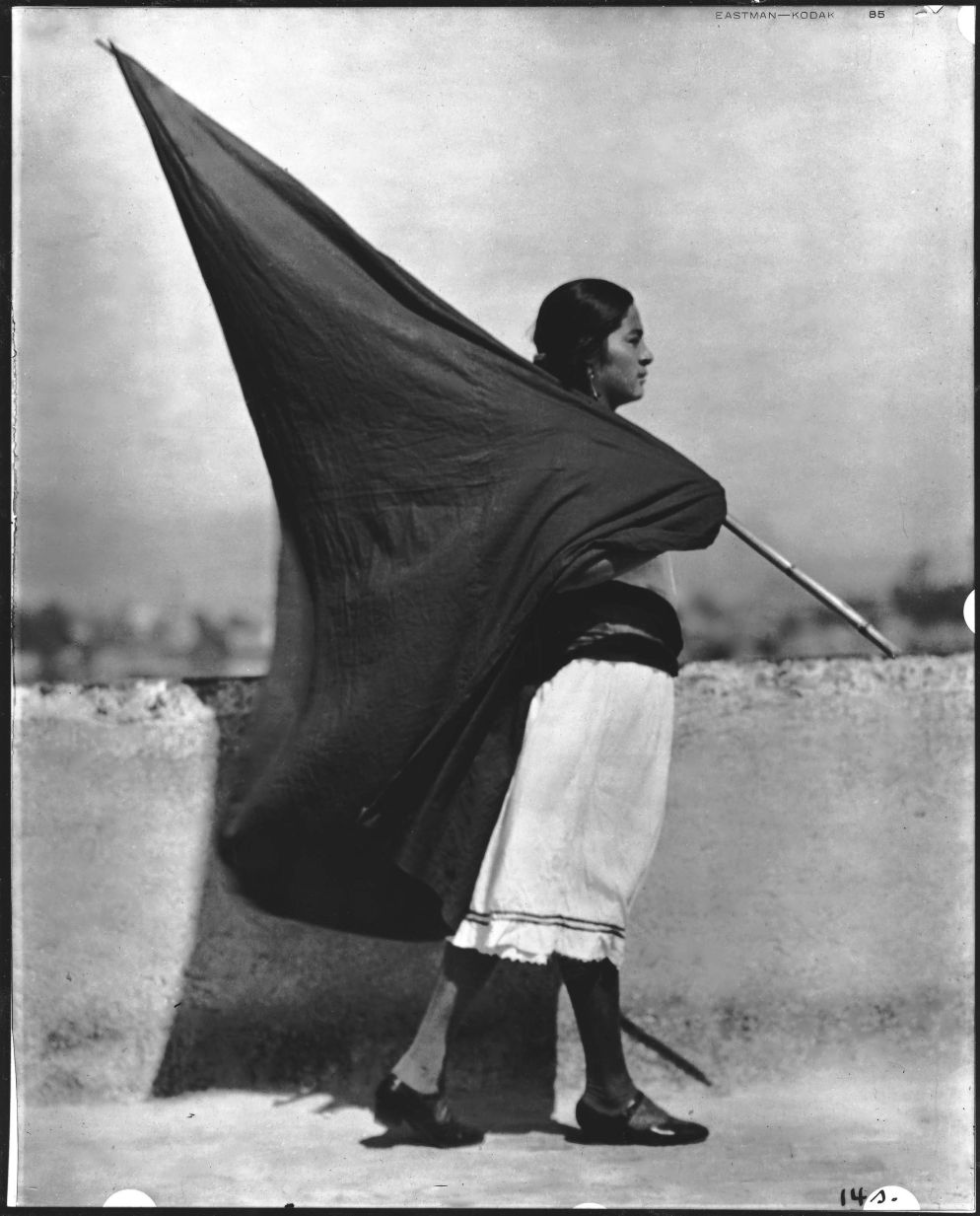Tina Modottti, "Donna con bandiera", Messico, 1928 - © Tina Modotti