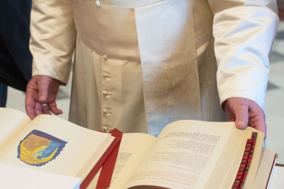 Il Papa mentre sfoglia il nuovo Messale - Vatican Media /Ansa