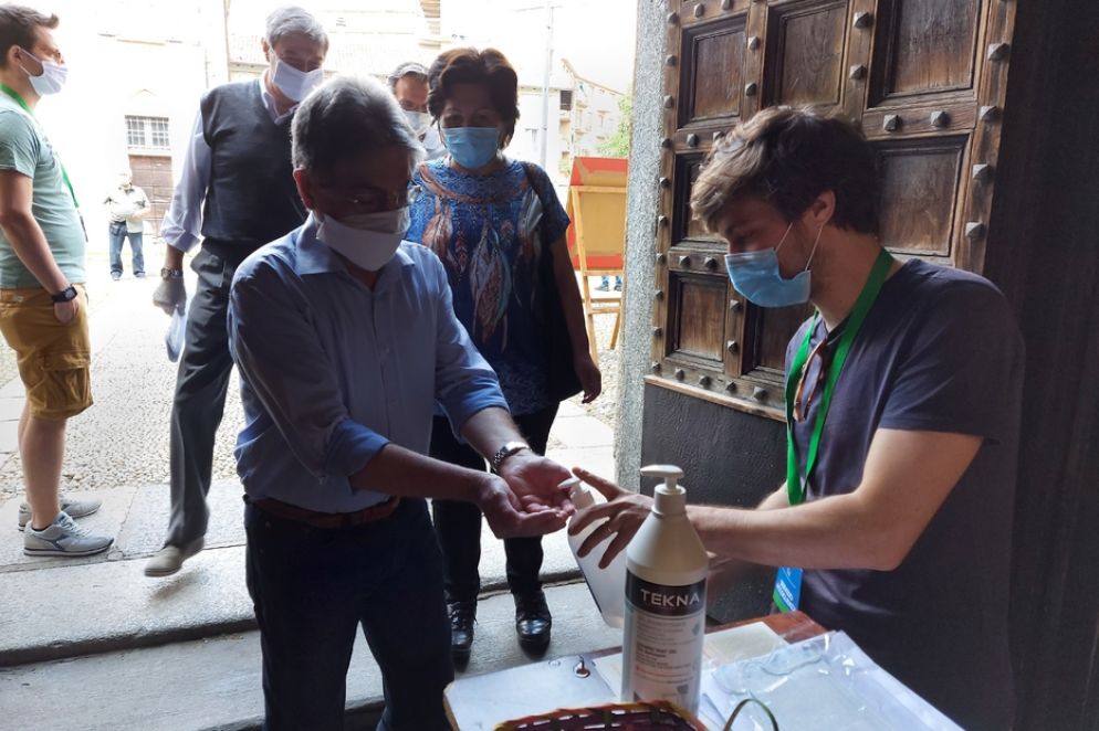 L'igienizzazione delle mani all'ingresso della chiesa - Avvenire