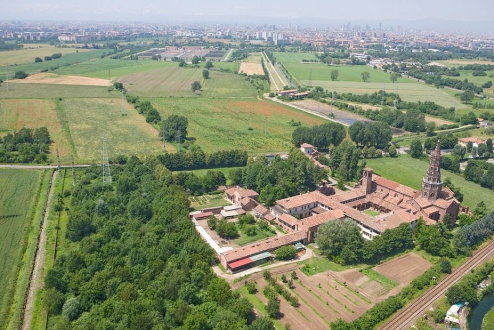 Chiaravalle: veduta aerea del complesso monastico, nelle campagne a sud di Milano. Sullo sfondo si intravvede la metropoli - .