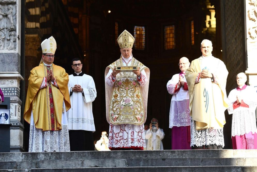Il cardinale Bagnasco con le reliquie di san Giovanni Battista davanti alla Cattedrale di Genova - Ansa