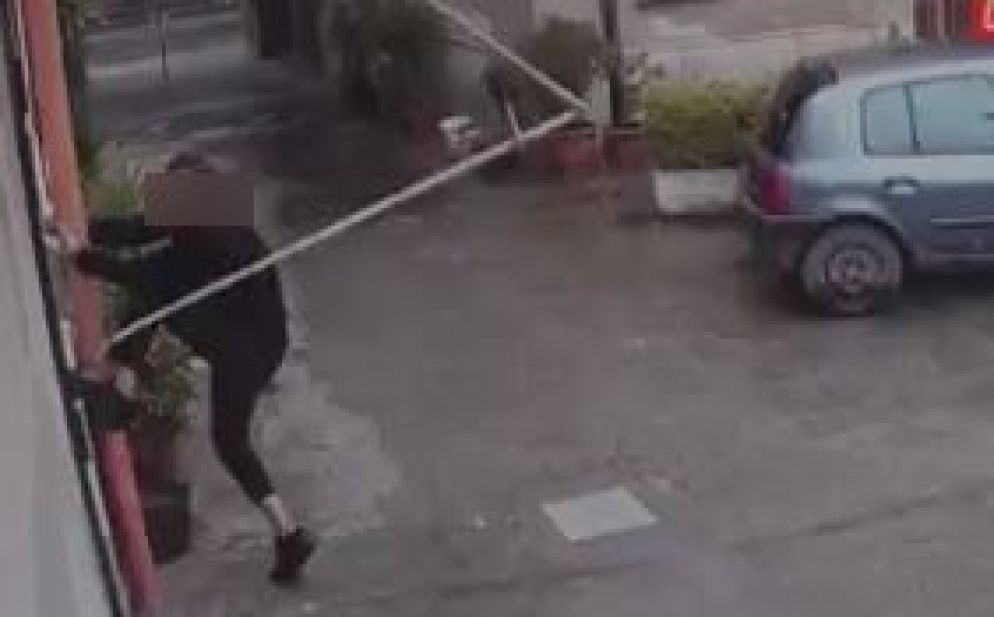 Un frame del video che la donna ha mostrato a Chi l'ha visto: l'ex compagno cerca di entrare in casa