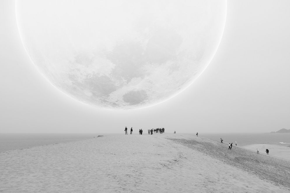“Tottori”: parte da un racconto immaginario scritto in italiano durante un viaggio in Giappone. È la storia di uno strano fenomeno astronomico, un evento celeste, la luna su Tottori che improvvisamente, una notte, appare molto più grande del solito.Un mondo fatto di fantasia e mistero, un sogno incompiuto, illuminato dalla luce di una luna gigante, da sempre compagno di sognatori e anime perse. È il progetto vincitore della open call internazionale di Fotografia Europea 2021 - © Marco Di Noia