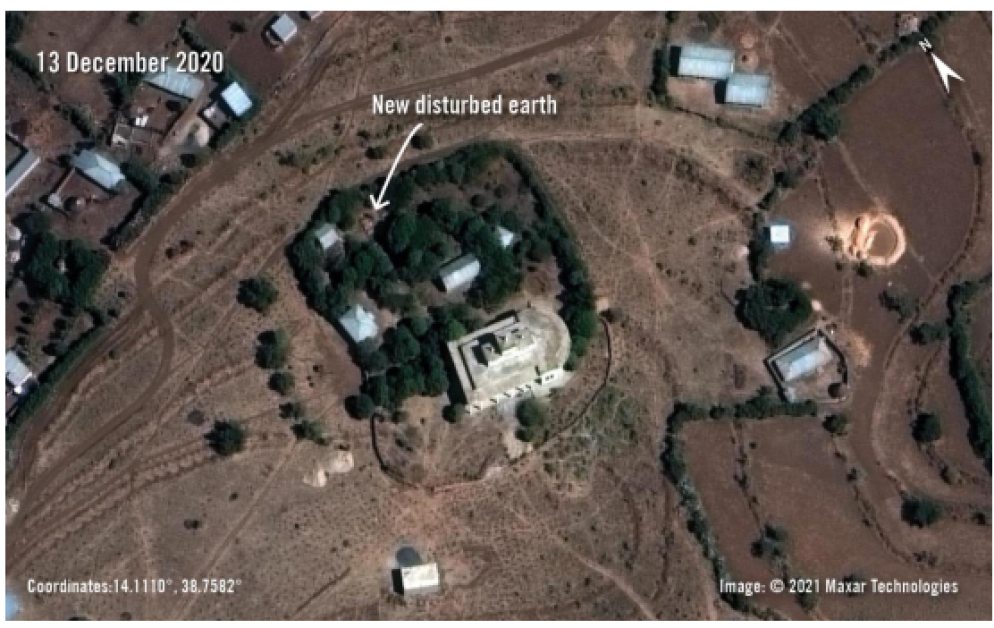 Immagine satellitare del 13 dicembre 2020 della fossa comune vicina alla chiesa di Abune Aregawi - Amnesty International