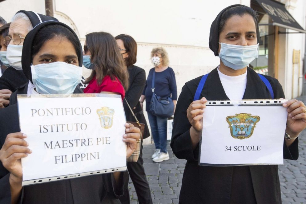 Due suore al flash mob delle scuole paritarie - Ansa