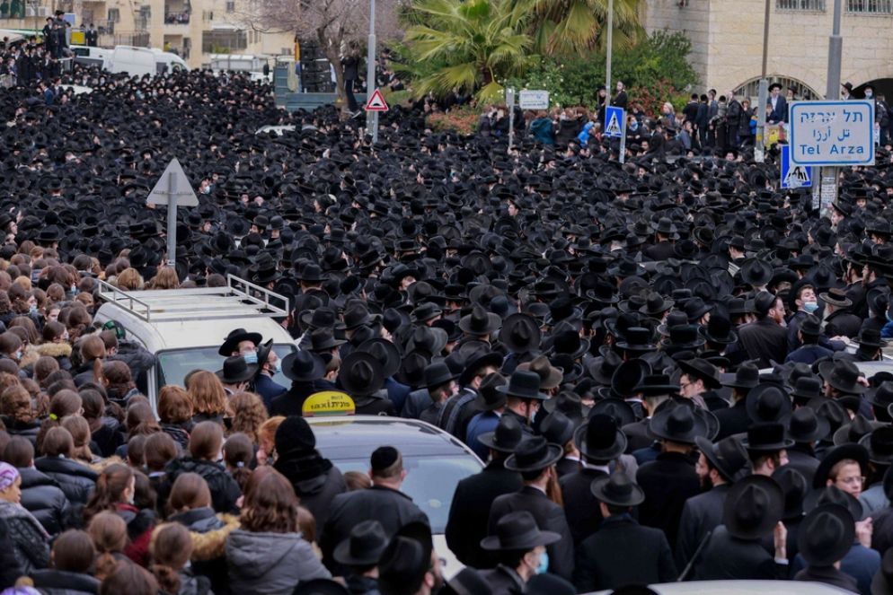 Il corteo funebre degli Haredim per le strade di Gerusalemme - Ansa
