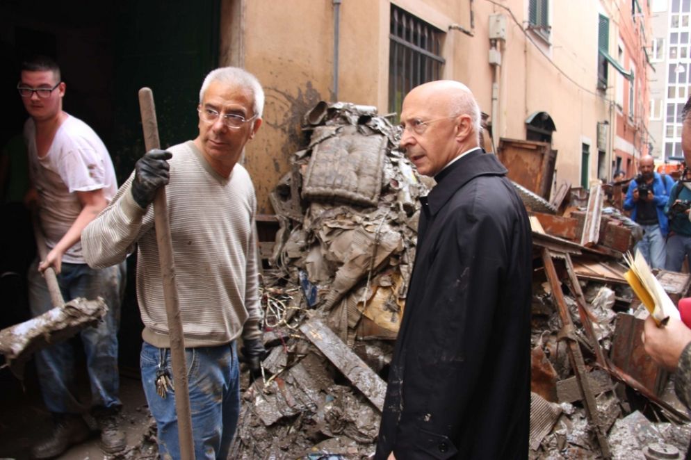 Il cardinale Bagnasco dopo l'alluvione di Genova