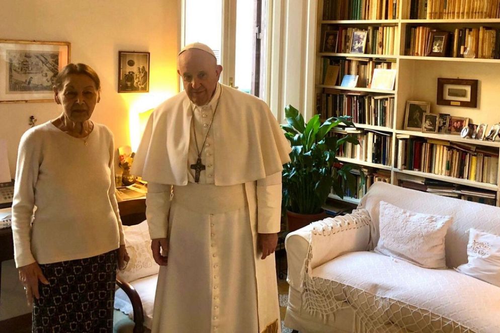 Francesco nel salotto della scrittrice - Ansa/Vatican Media
