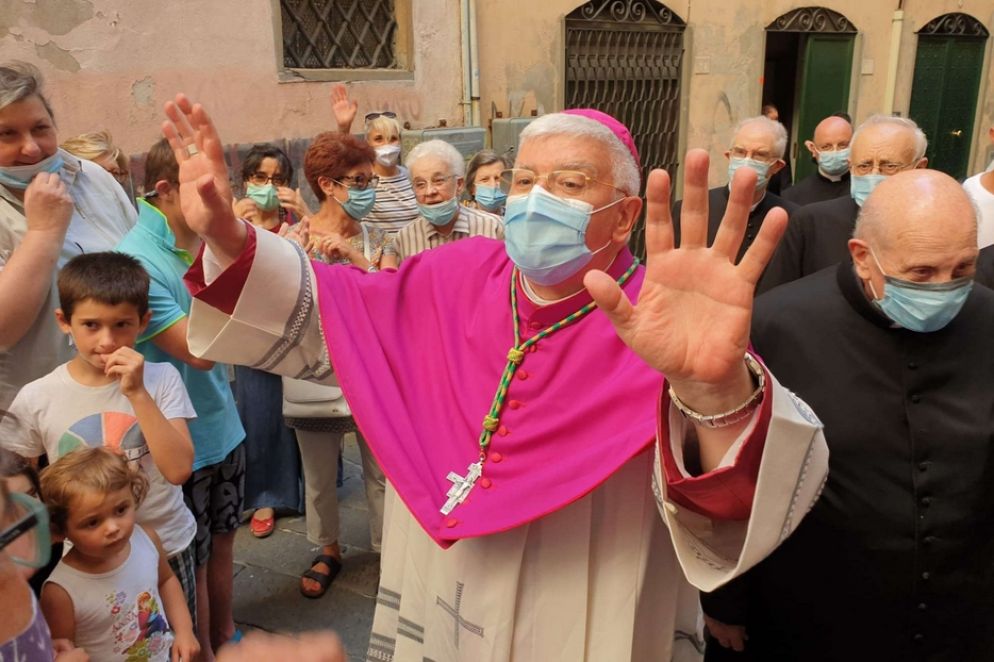 L'arcivescovo Marco Tasca mentre saluta la gente a Genova - Il Cittadino