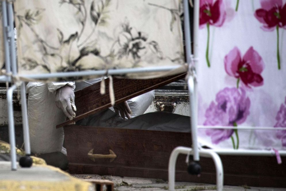 La chiusura dell'ennesima bara a Manaus - Ansa