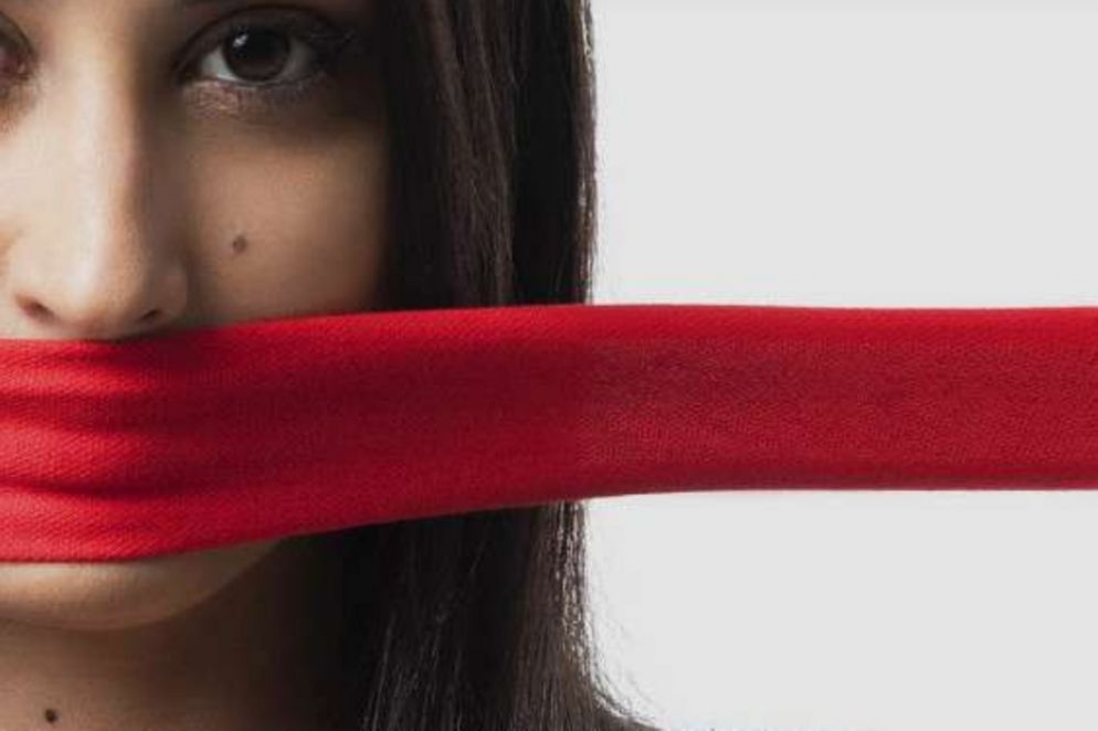 L'immagine simbolo della campagna #restiamoliberi