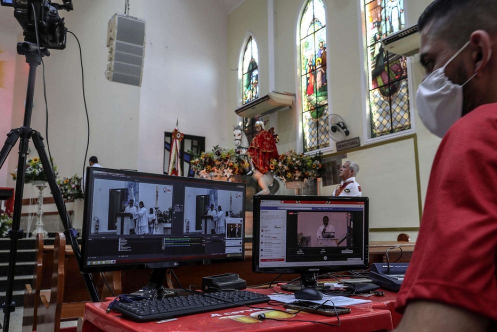 Una Messa senza popolo trasmessa in diretta sul web - Ansa