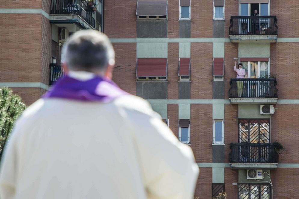 La gente che dalle finestre partecipa alla supplica quotidiana alla Madonna di Pompei - Siciliani