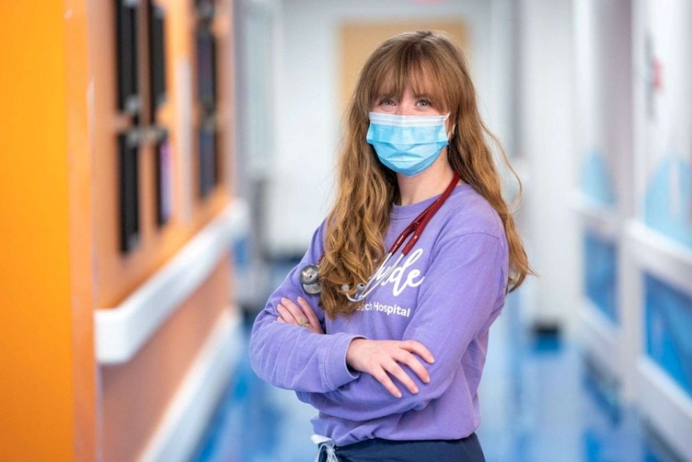 Un medico durante una visita domiciliare