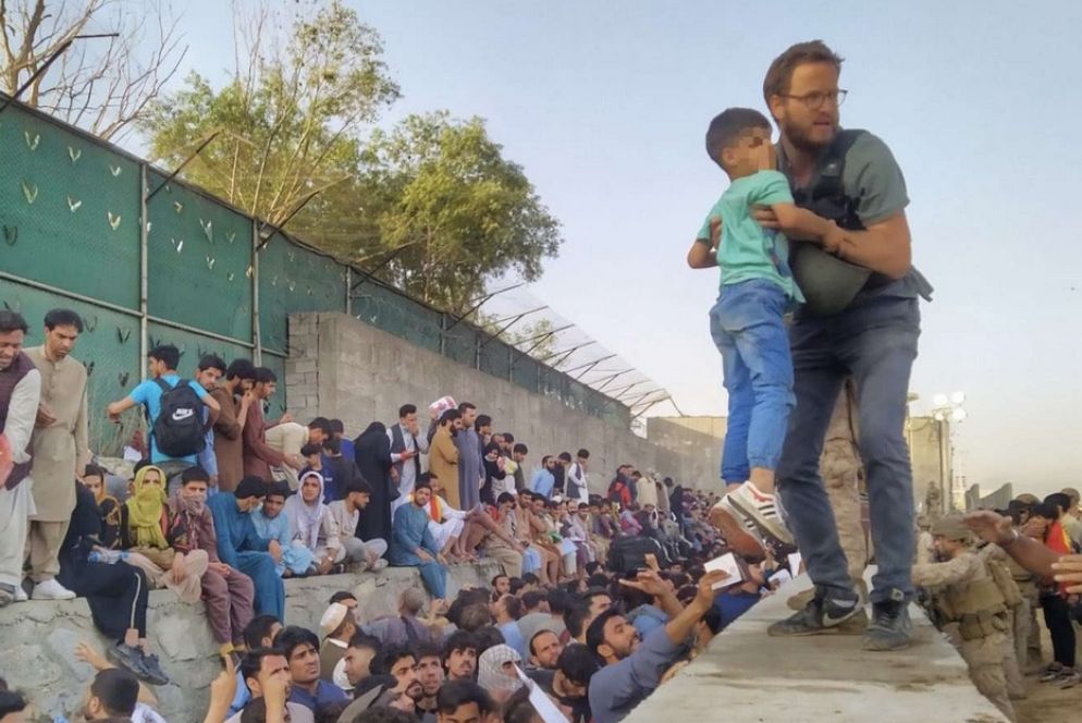 Il console italiano a Kabul Tommaso Claudi porta in salvo un bambino - La foto è stata postata su Twitter dal segretario generale della Farnesina Ettore Sequi