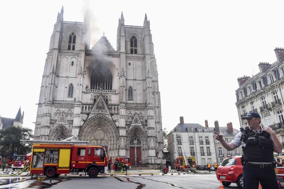 Pompieri in azione alla cattedrale di Nantes - Ansa