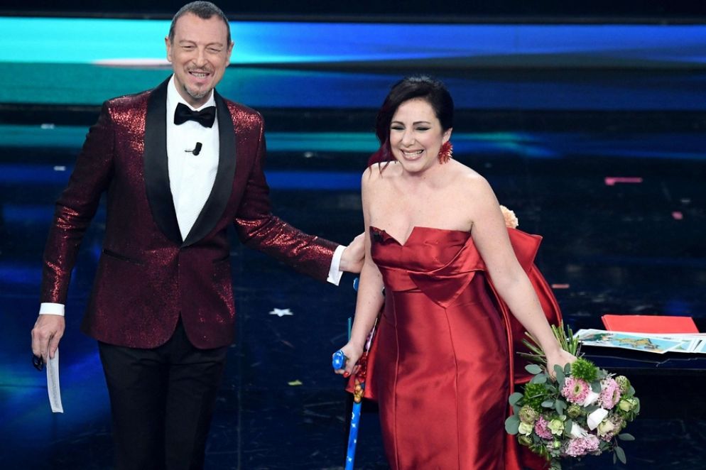 L'attrice Antonella Ferrari, affetta da sclerosi multipla, sul palco dell'Ariston insieme ad Amadeus - Fotogramma