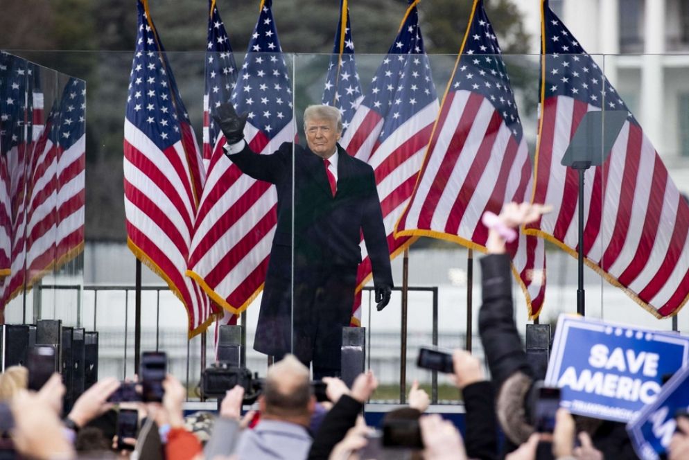 L'ultima battaglia di Trump con i suoi fedelissimi davanti alla Casa Bianca. «Non ci arrenderemo mai e non concederemo la vittoria» - Ansa