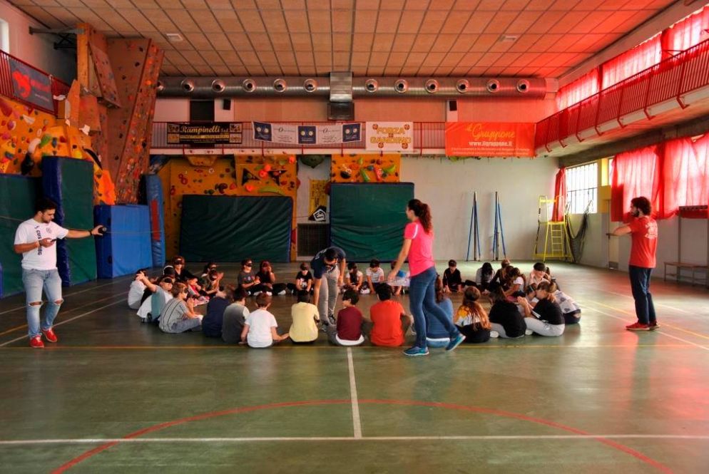 Una delle attività di "Sii i miei occhi": un incontro in una scuola prima del Covid - Pagina Facebook "Sii i miei occhi"