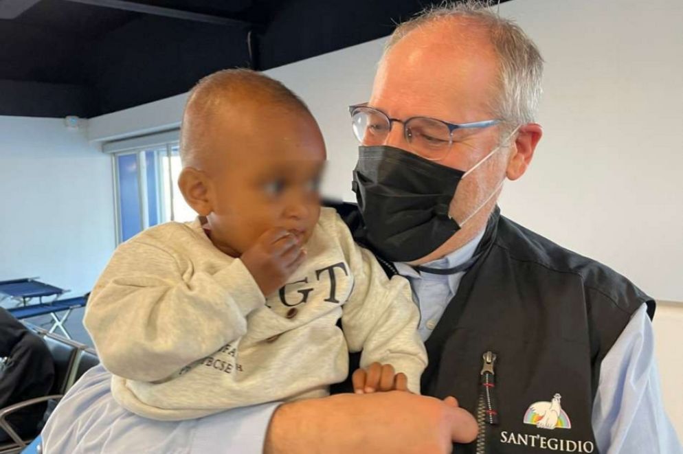 Uno dei volontari della Comunità, Giancarlo Penza, all'arrivo a Fiumicino - Comunità di Sant'Egidio