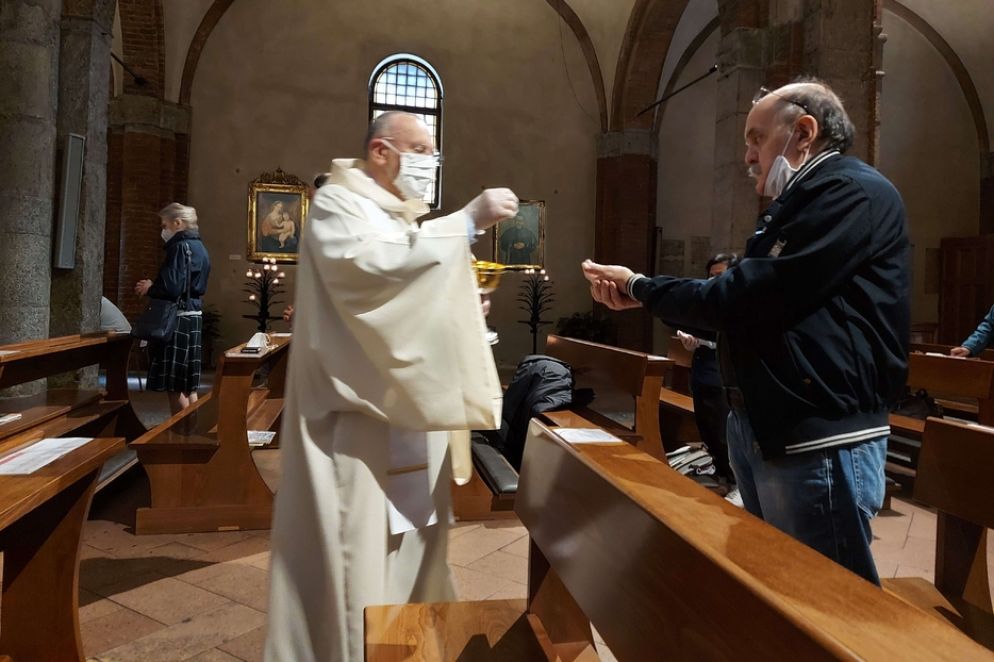 La Comunione durante la prima Messa "pubblica" nella Basilica di San Babila a Milano - Avvenire