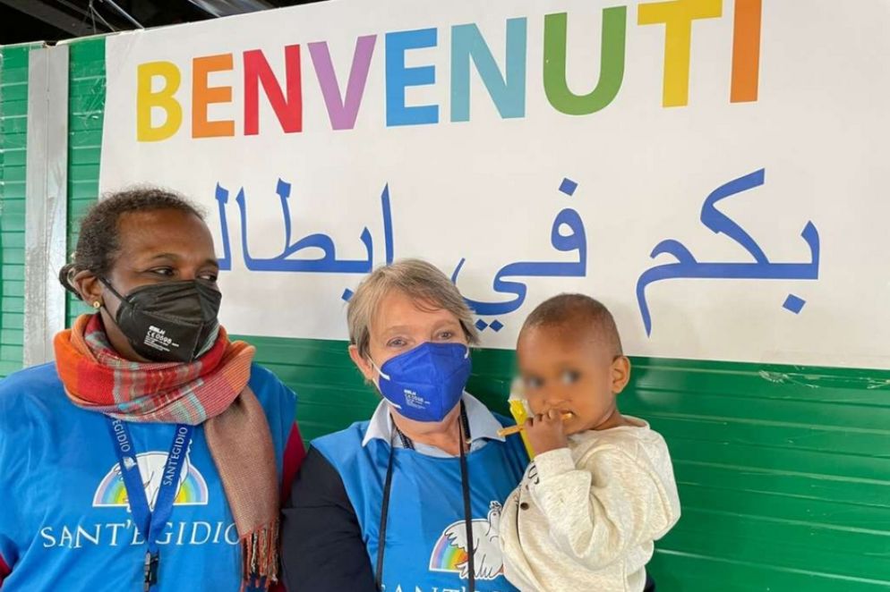 Una dei volontari della Comunità, Daniela Pompei, con un piccolo profugo - Comunità di Sant'Egidio