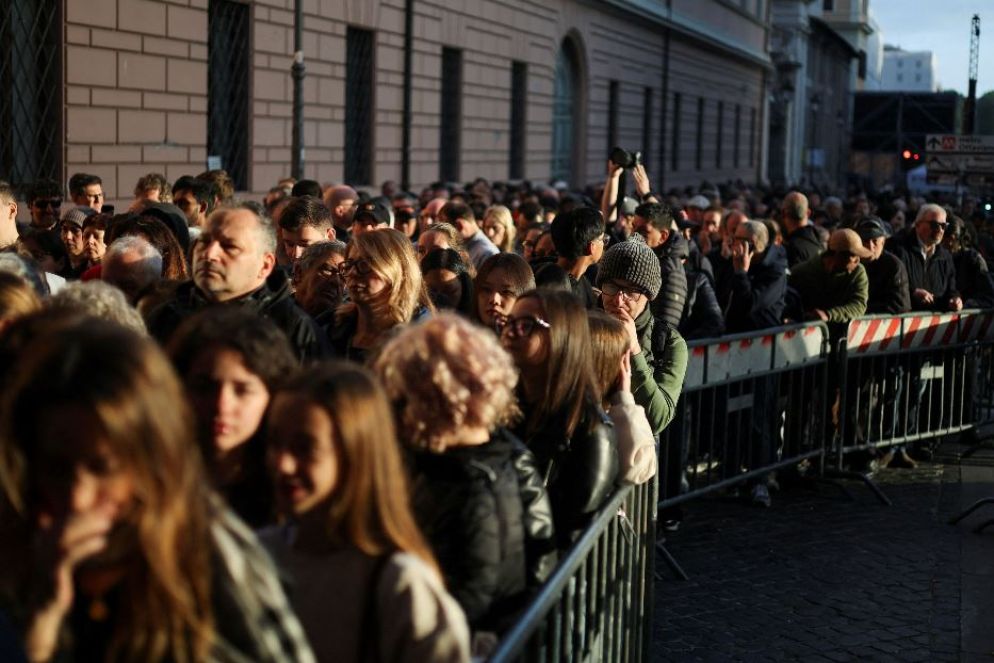 I fedeli sono rimasti in coda per ore per poter arrivare in piazza San Pietro - REUTERS/Mohammed Salem