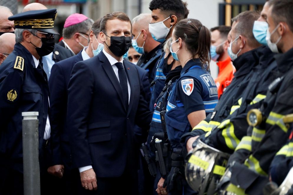 Macron davanti alla basilica di Nizza - Ansa
