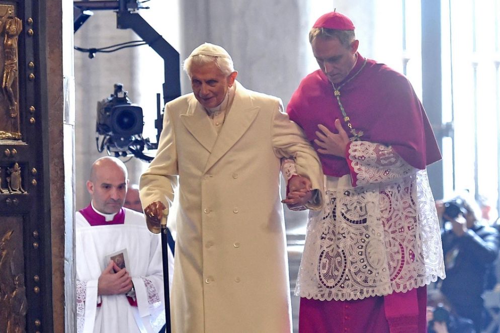 Mons. Gaenswein con il Papa emerito nel 2015 - Ansa