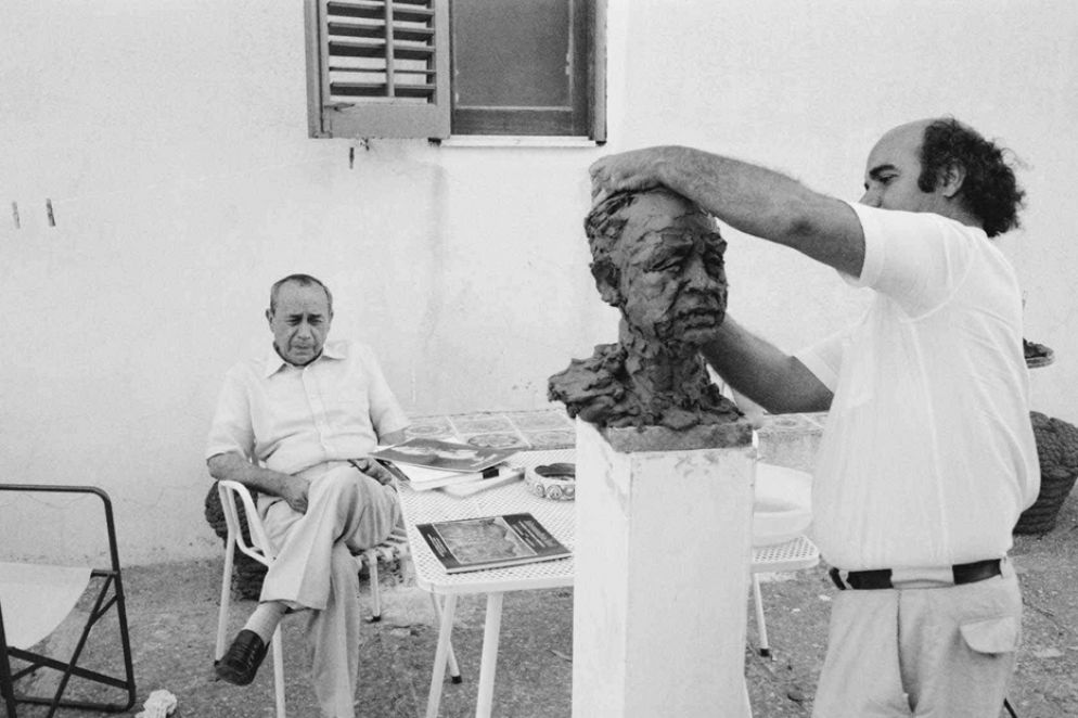 Leonardo Sciascia alla Noce posa per lo scultore Cascio, 1986 - Angelo Pitrone