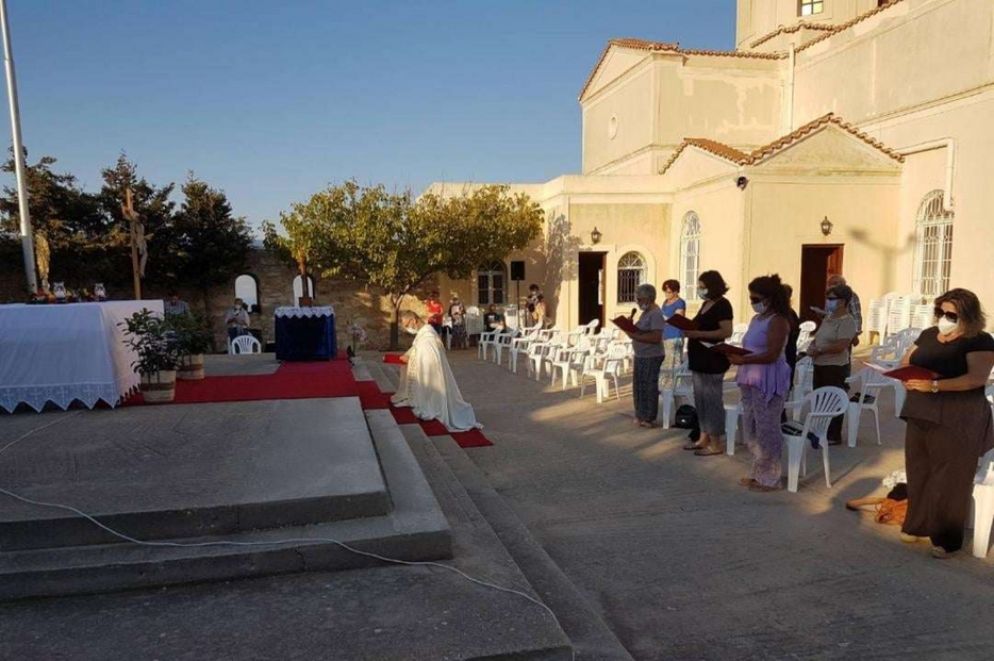 Il vescovo Petros Stefanou durante una celebrazione in una delle isole greche che formano le sue diocesi - episkopisyrou.gr