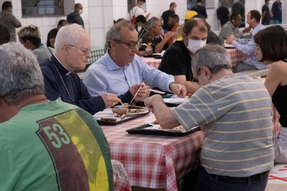 A tavola, con il console Filippo La Rosa e il cardinale Scherer - José Luiz Altieri Campos