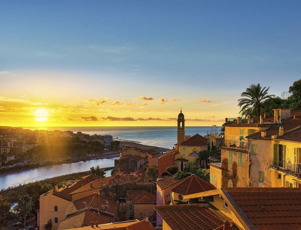 L'immagine di copertina del volume "Marina di Ventimiglia" - © Armando Rotoletti