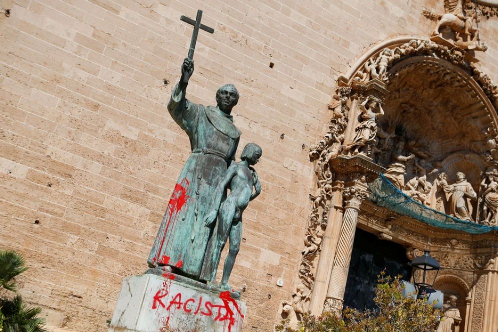 La statua di San Junipero Serra a Palma di Maiorca colorata di rosso - Enrique Calvo / Reuters