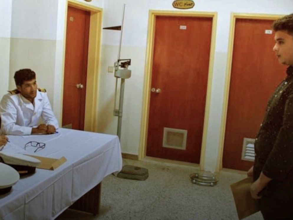 Bija al tavolo degli esaminatori, in divisa banca - .