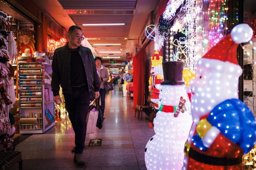 Il mercato dell'artigianato natalizio di Yiwu, provincia cinese di Zhejiang - ANSA
