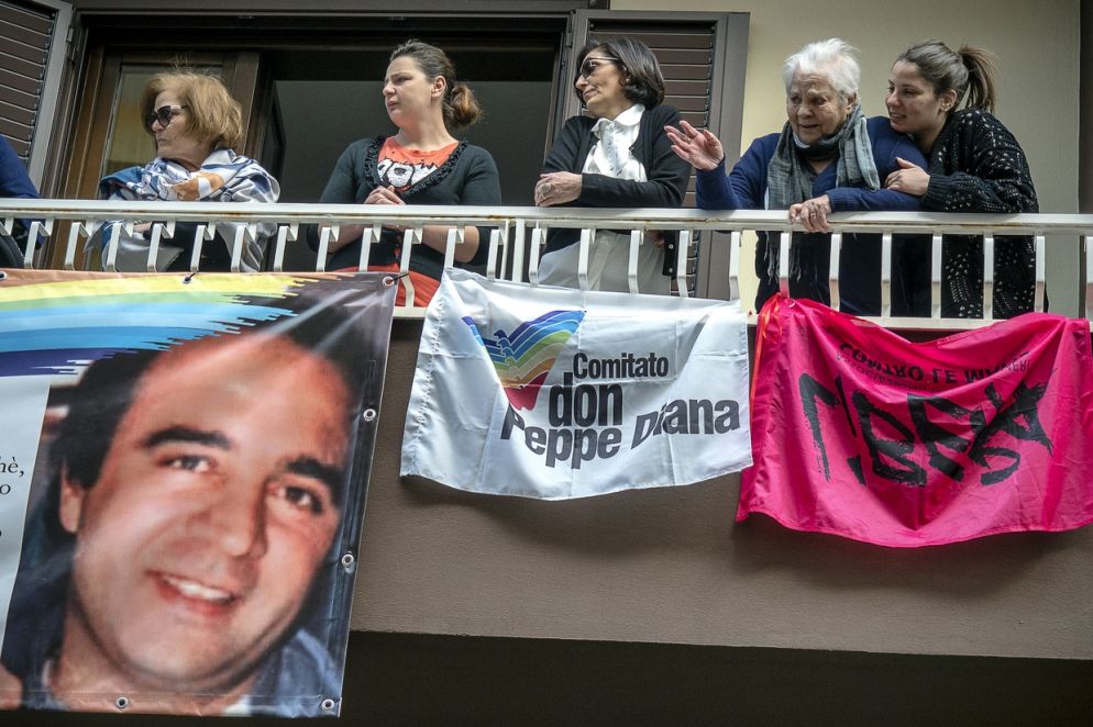 Jolanda, la madre di don Diana (seconda da destra) affacciata al balcone durante la marcia in ricordo del figlio, il 19 marzo 2019 - Mauro Pagnano