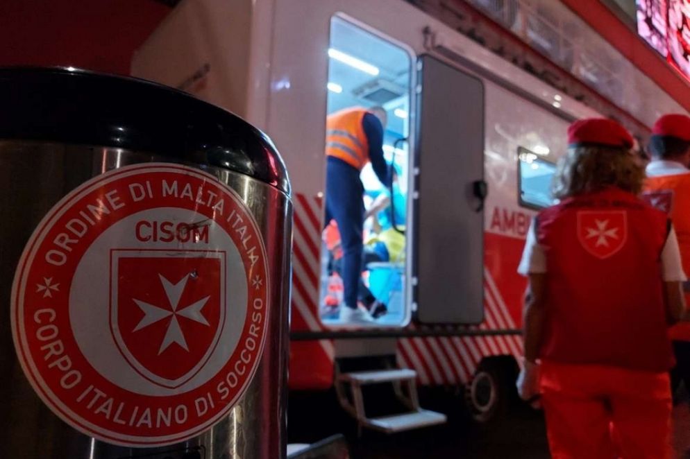 L'impegno dei volontari del Corpo italiano di soccorso dell'Ordine di Malta per vaccinare gli «invisibili» di Milano alla stazione di Porta Garibaldi - Avvenire-Gambassi