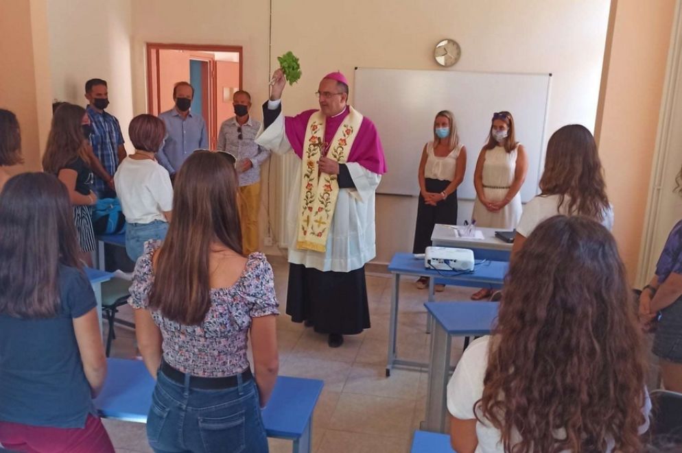 Il vescovo Petros Stefanou con un gruppo di giovani - episkopisyrou.gr